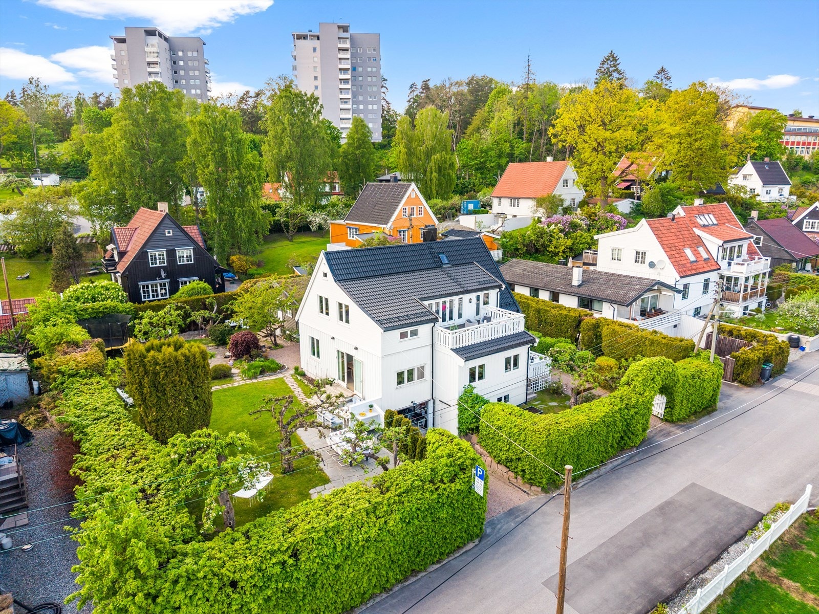 Her kombineres klassisk boligsjarm med et moderne og helhetlig uttrykk, samtidig som tomten byr på flere frodige uteområder med hyggelige soner for både avslapning, lek og sosiale sammenkomster. Galleribilde