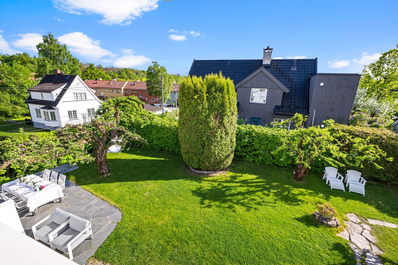 Hagen er opparbeidet med flere sosiale soner for både avslapning, lek og hyggelige måltider utendørs. Galleribilde