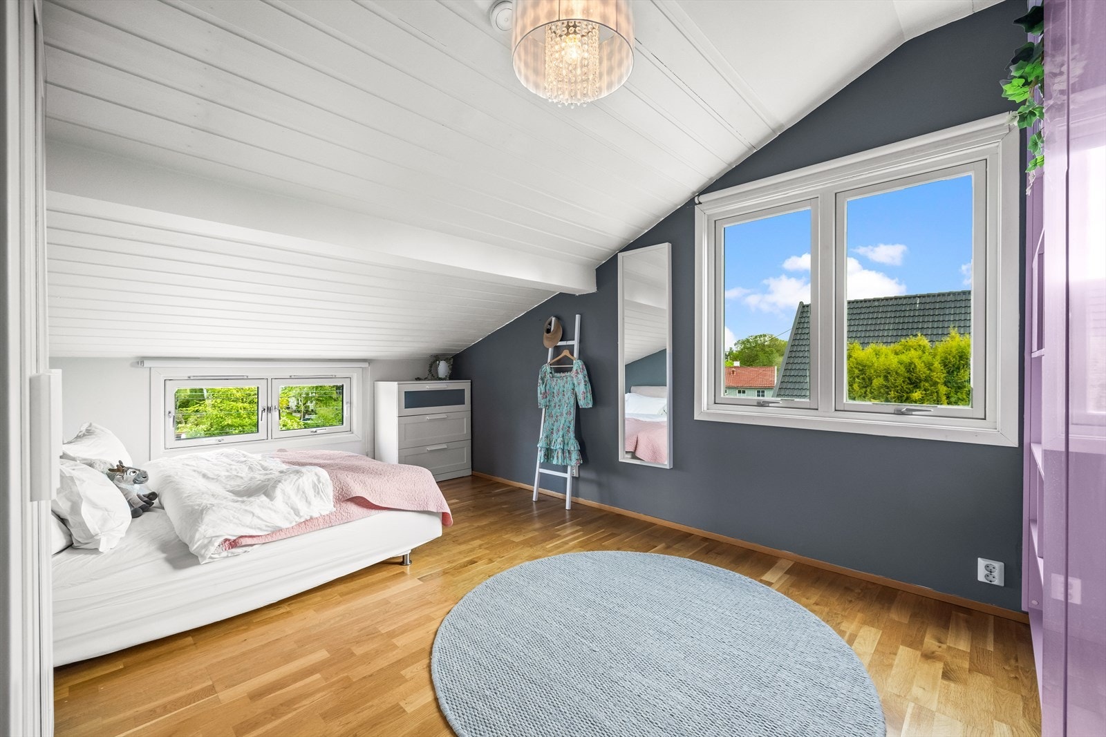 Soverom 2 fremstår lyst og luftig med vindusflater fra flere sider. Galleribilde