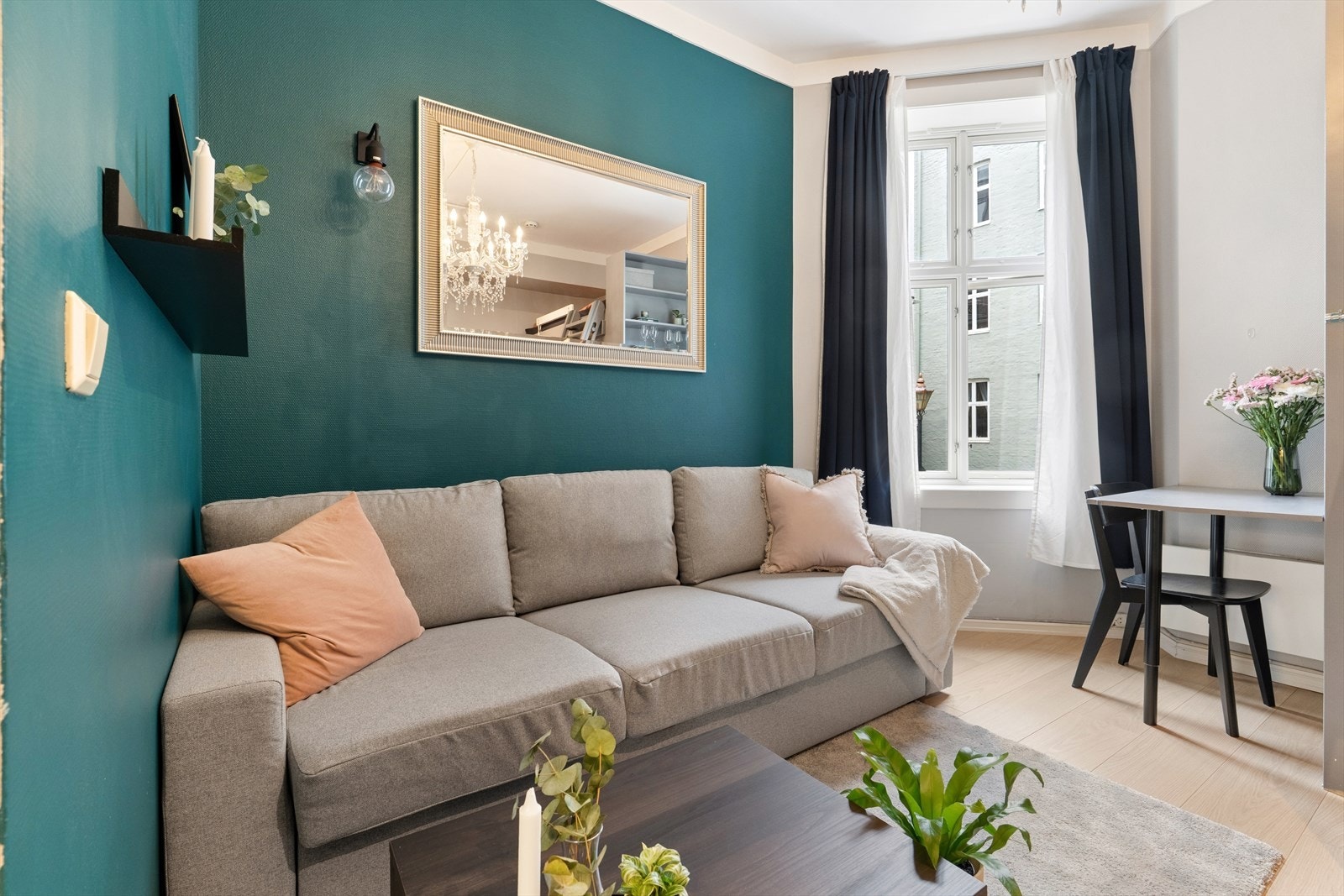 Rommet er smart disponert med plass til sofa, tv-løsning og møbler for oppbevaring. Galleribilde