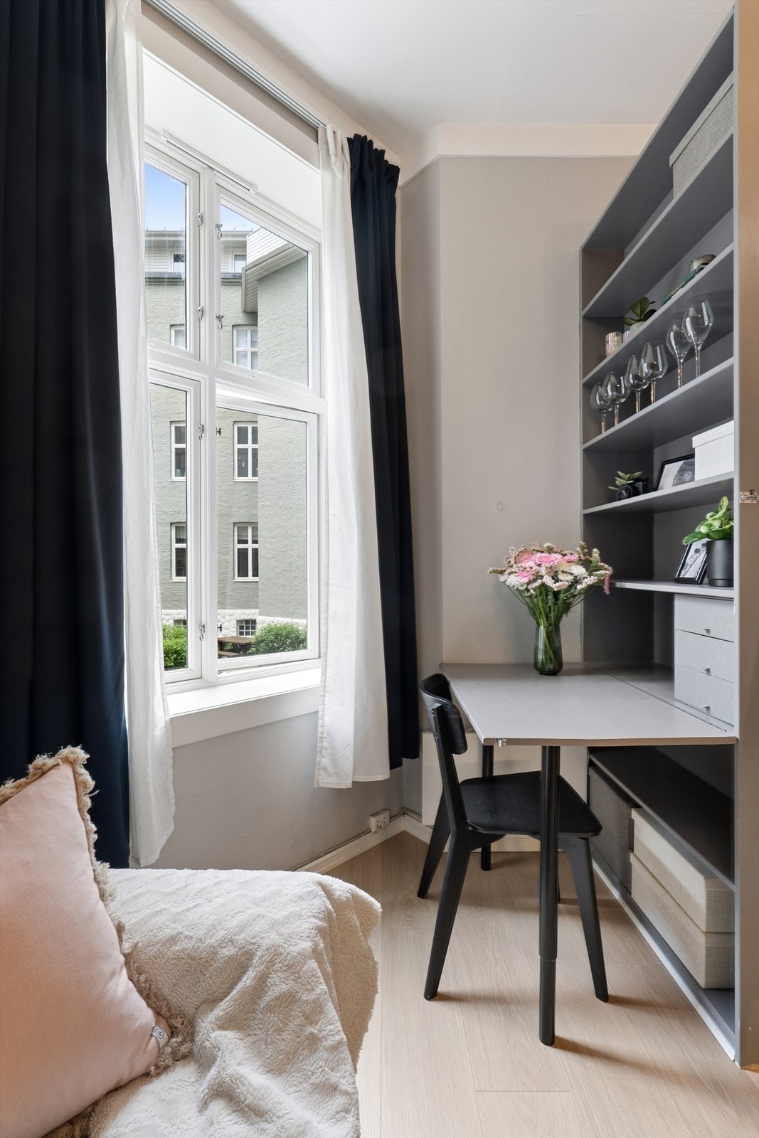 Det er store vindusflater fra 2018 som slipper inn rikelig med naturlig lys. Galleribilde