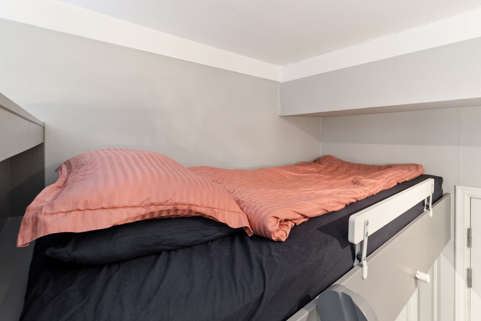 Plassbygget sengehems over skyvedørsgarderobe. Galleribilde