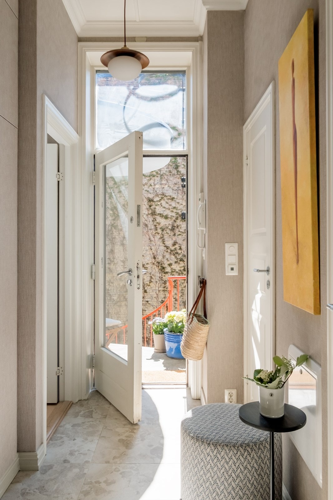 Store glassfelt ved inngangsdøren gir et fint lysinnslipp og en hyggelig velkomst. Galleribilde