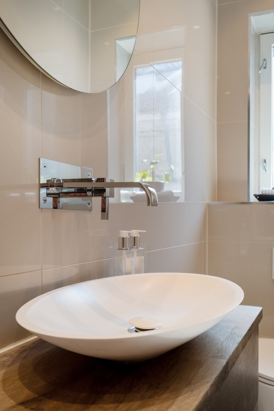 Badet fremstår svært moderne og elegante materialvalg. Galleribilde