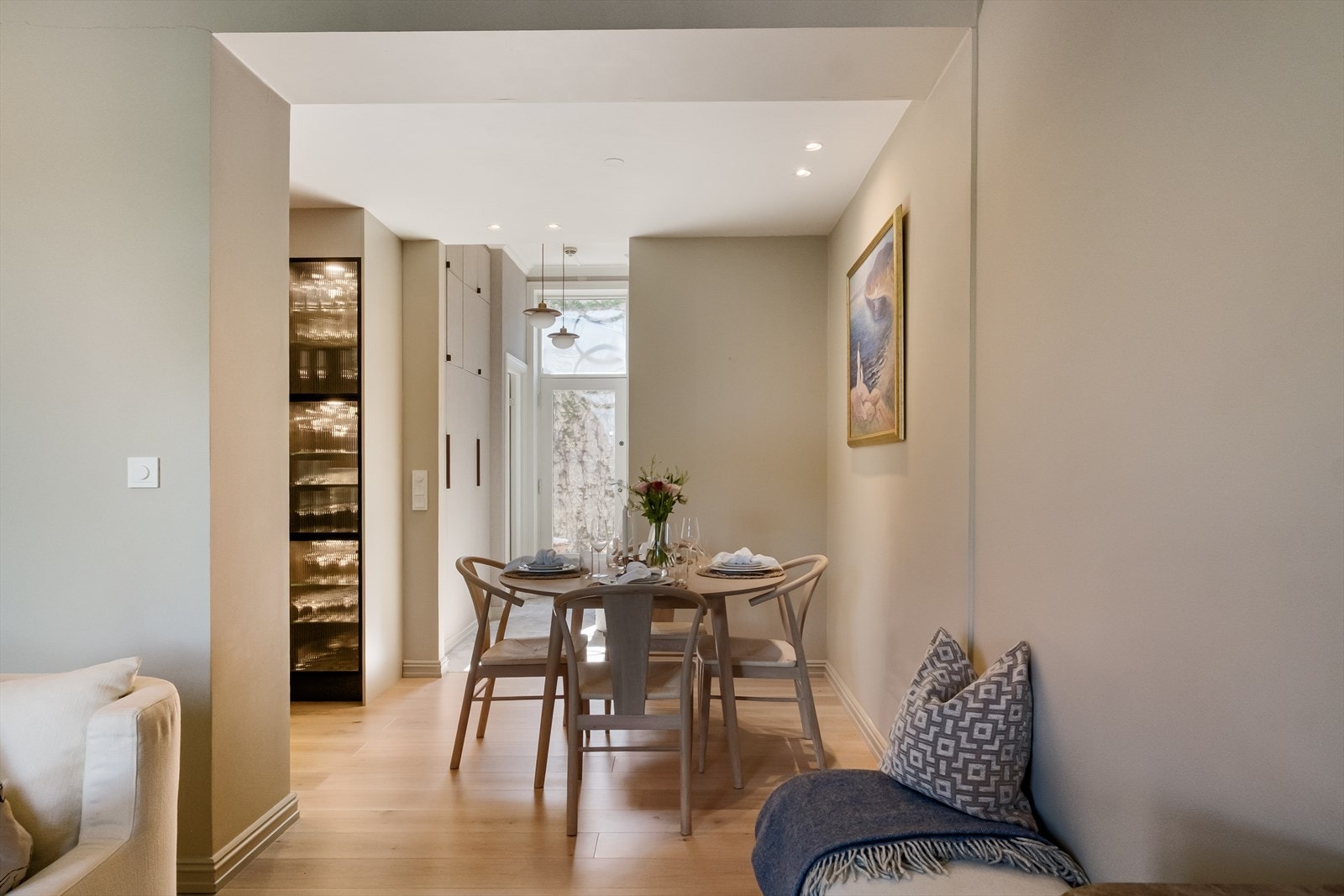 Det er god plass til spisebord mellom stuen og kjøkkenet. Galleribilde