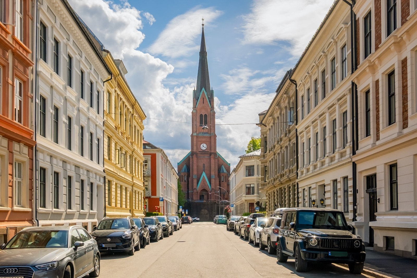 Leiligheten har en attraktiv og sentral beliggenhet i et populært og veletablert boligområde på Briskeby. Her bor du urbant med kort vei til alt du trenger i hverdagen. Galleribilde