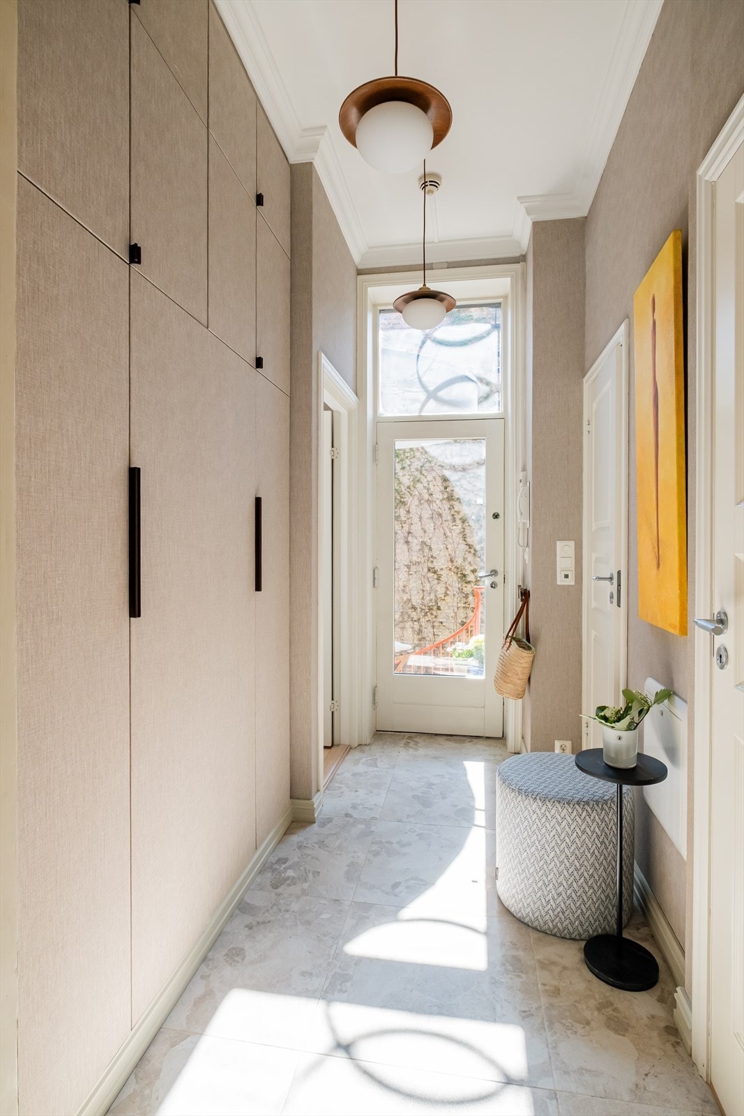 I entréen er det svært god plass til oppbevaring i de plassbygde garderobeløsningene. Galleribilde