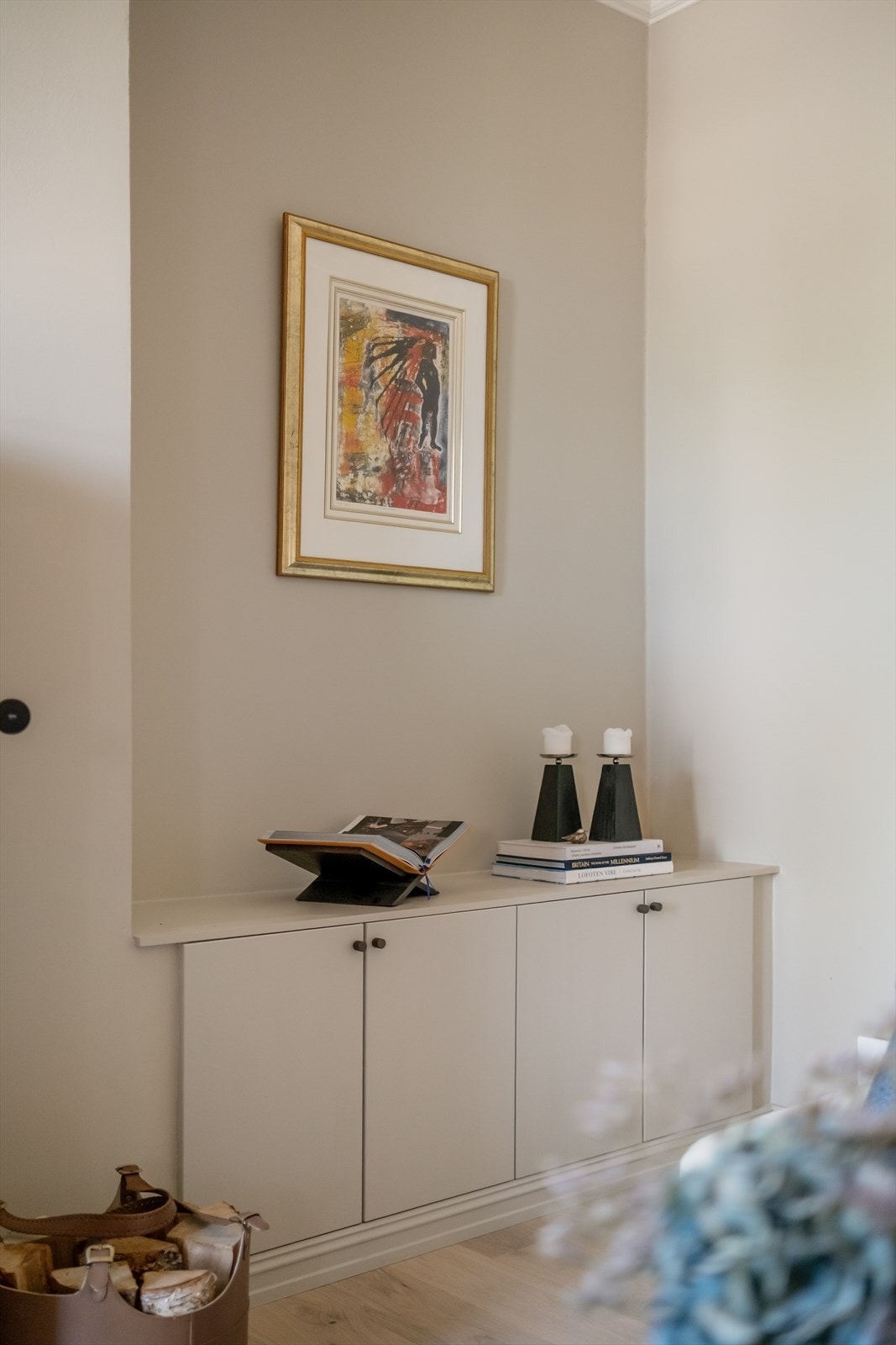 Stuen har stilfulle, integrerte skap som gir gode oppbevaringsmuligheter. Galleribilde