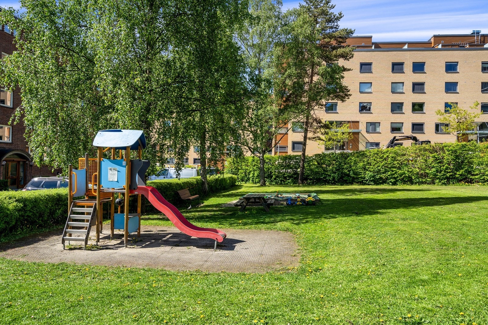 Det finnes også en lekeplass med stor sandkasse og ulike lekeapparater. Galleribilde