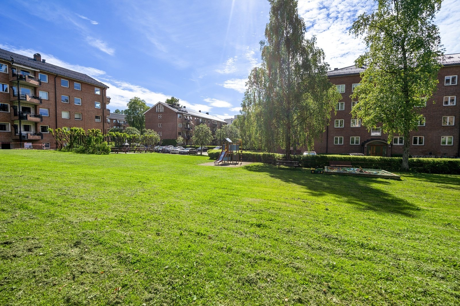 Det tar ca. 10 minutter å gå til Skøyen stasjon, og ca. 4 minutter til nærmeste buss- og trikkestopp. Galleribilde