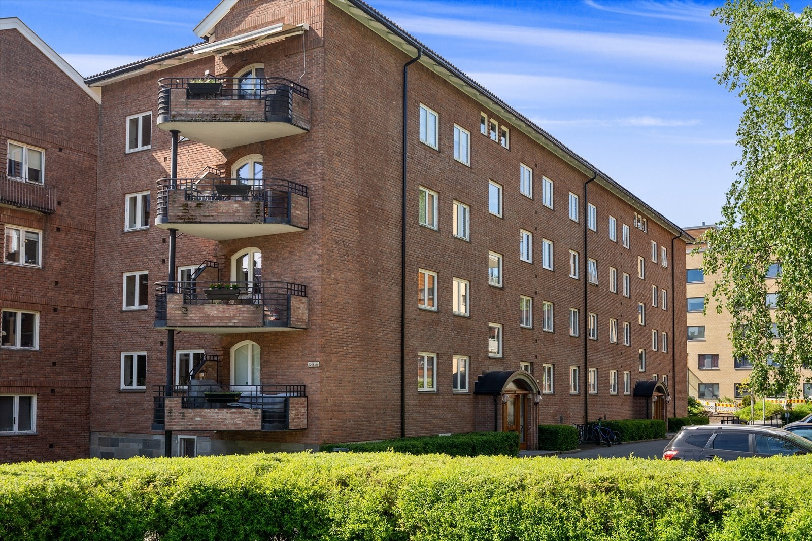 Bygningene sto ferdig oppført tidlig på 50-tallet. Arkitekt var Niels Torp. Galleribilde