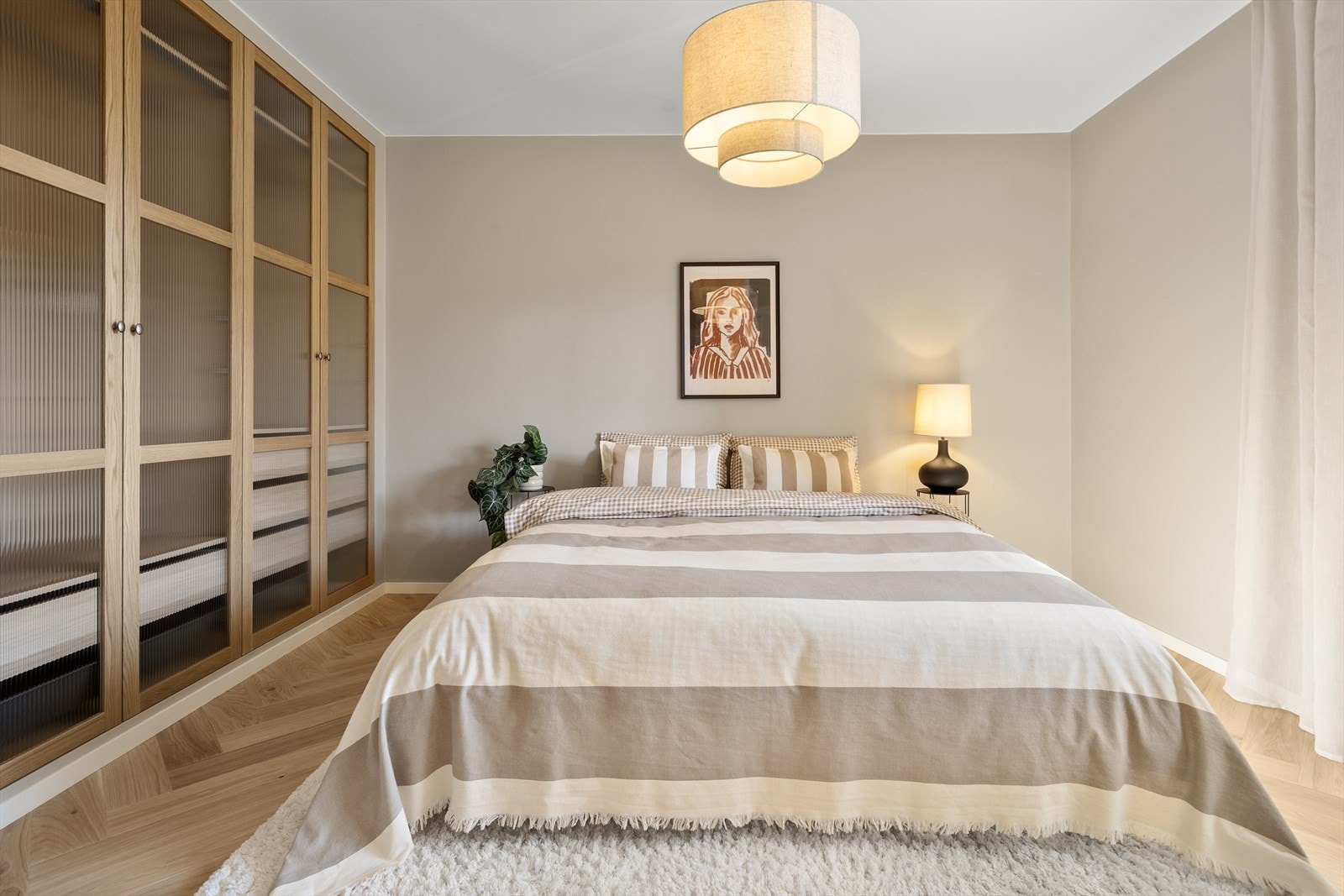 Hovedsoverommet er romslig med plass til dobbeltseng og tilhørende møblement, i tillegg til stor, plassbygd garderobe. Galleribilde