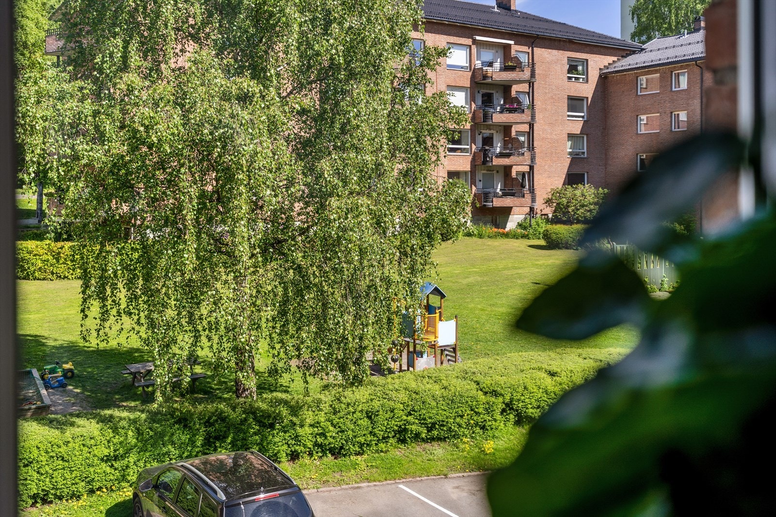 De romslige uteområdene gir god avstand mellom bygningene, som gir leiligheten et lyst og luftig utsyn, samtidig gode muligheter for privatliv. Galleribilde