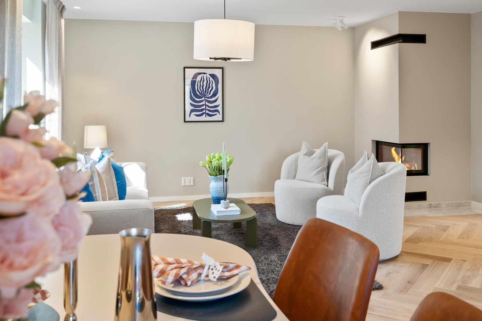 Stuen har god plass til både sofagruppe og spisebord. Galleribilde