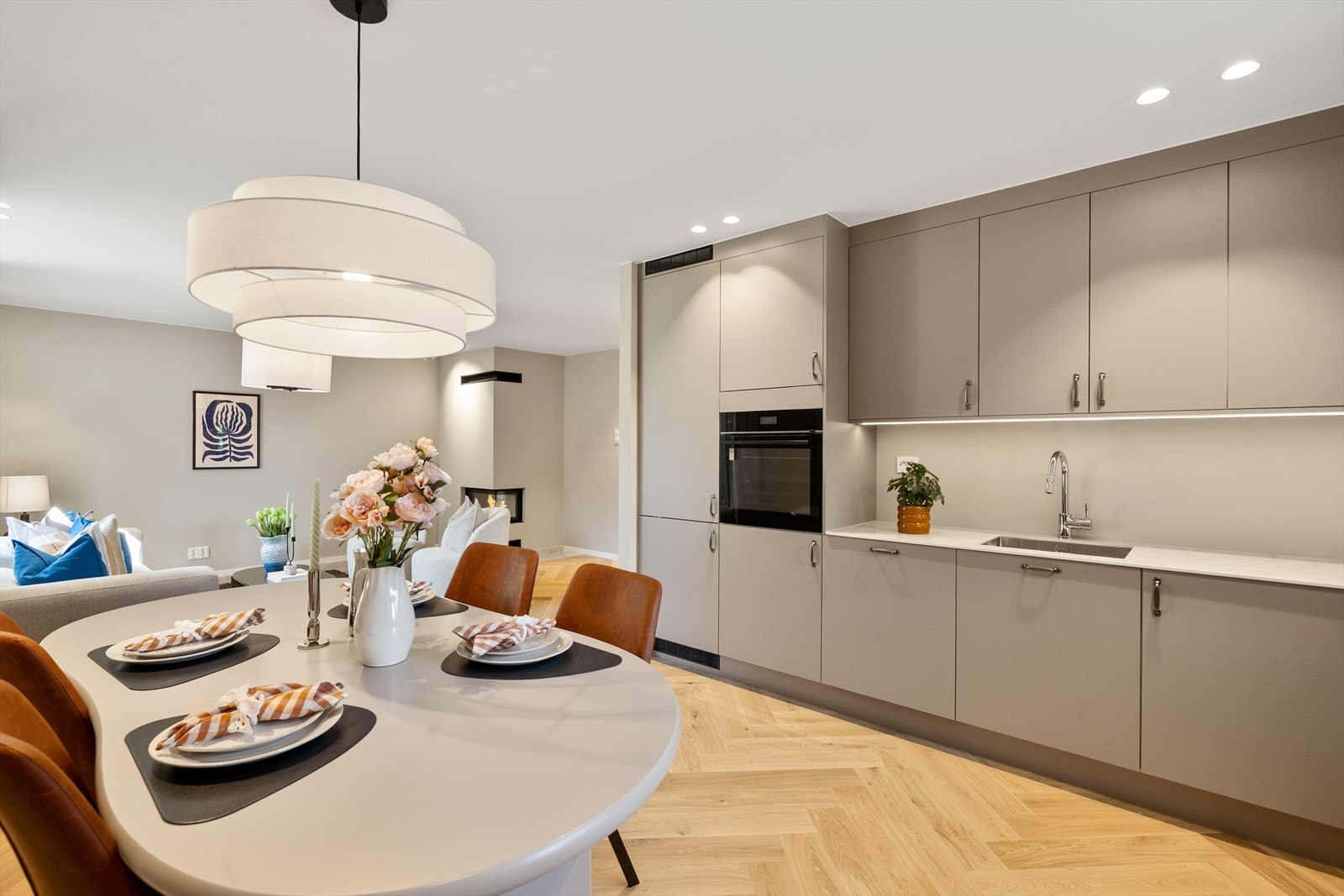 Den gode romfordelingen bidrar til at stue og kjøkken deles inn i sine egne soner. Galleribilde