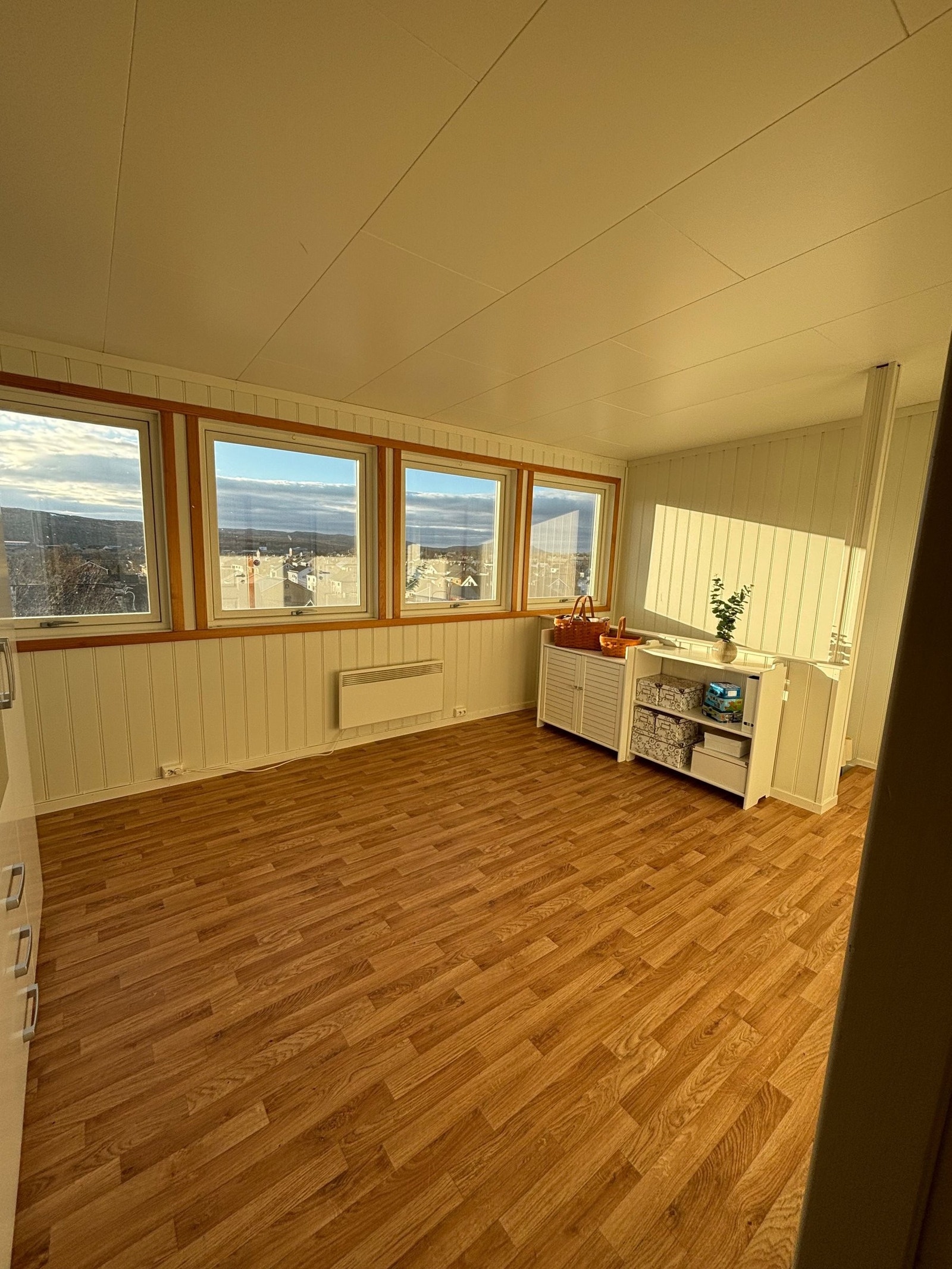 Andre etasje har en lys og fin loftstue Galleribilde