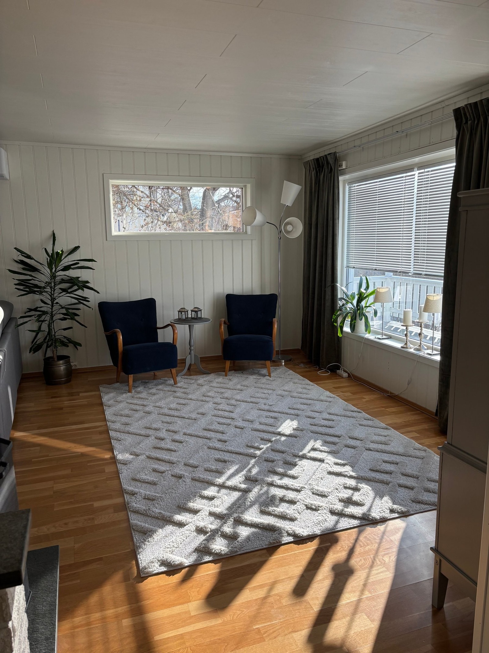 Det er plass til flere sittegrupper i stuen Galleribilde