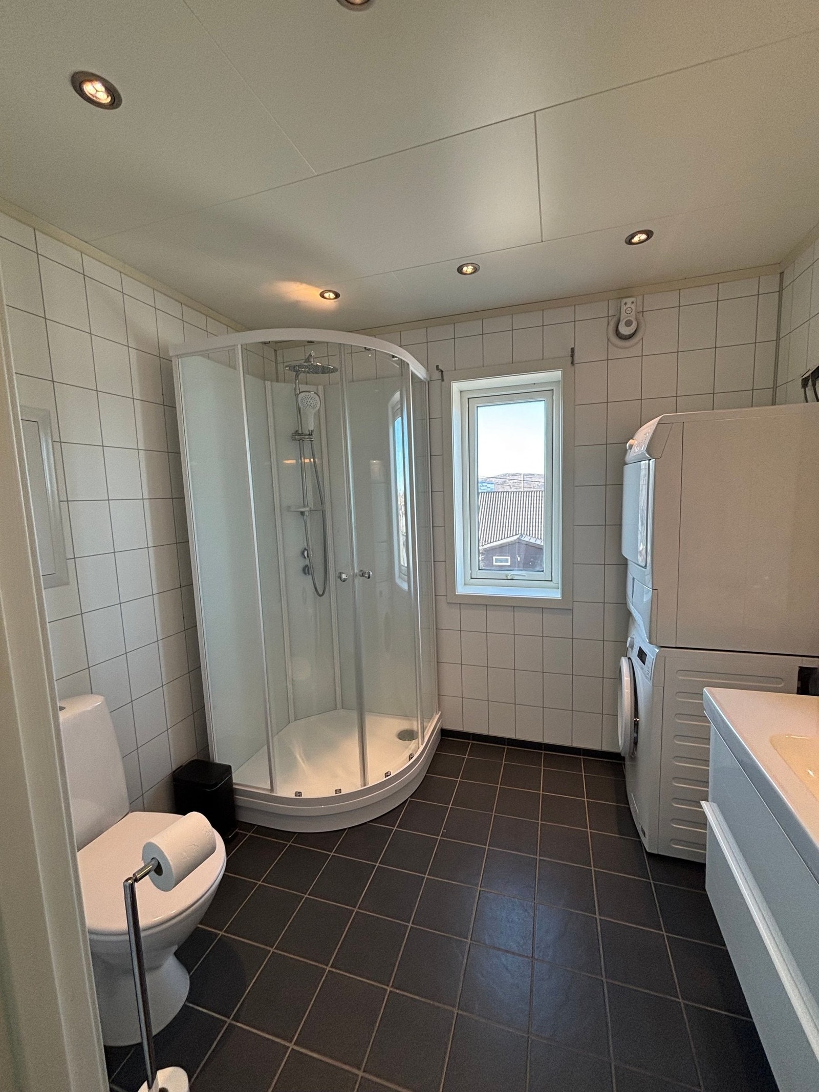 Bad på første etasje har dusjkabinett og plass til vaskemaskin/tørketrommel Galleribilde