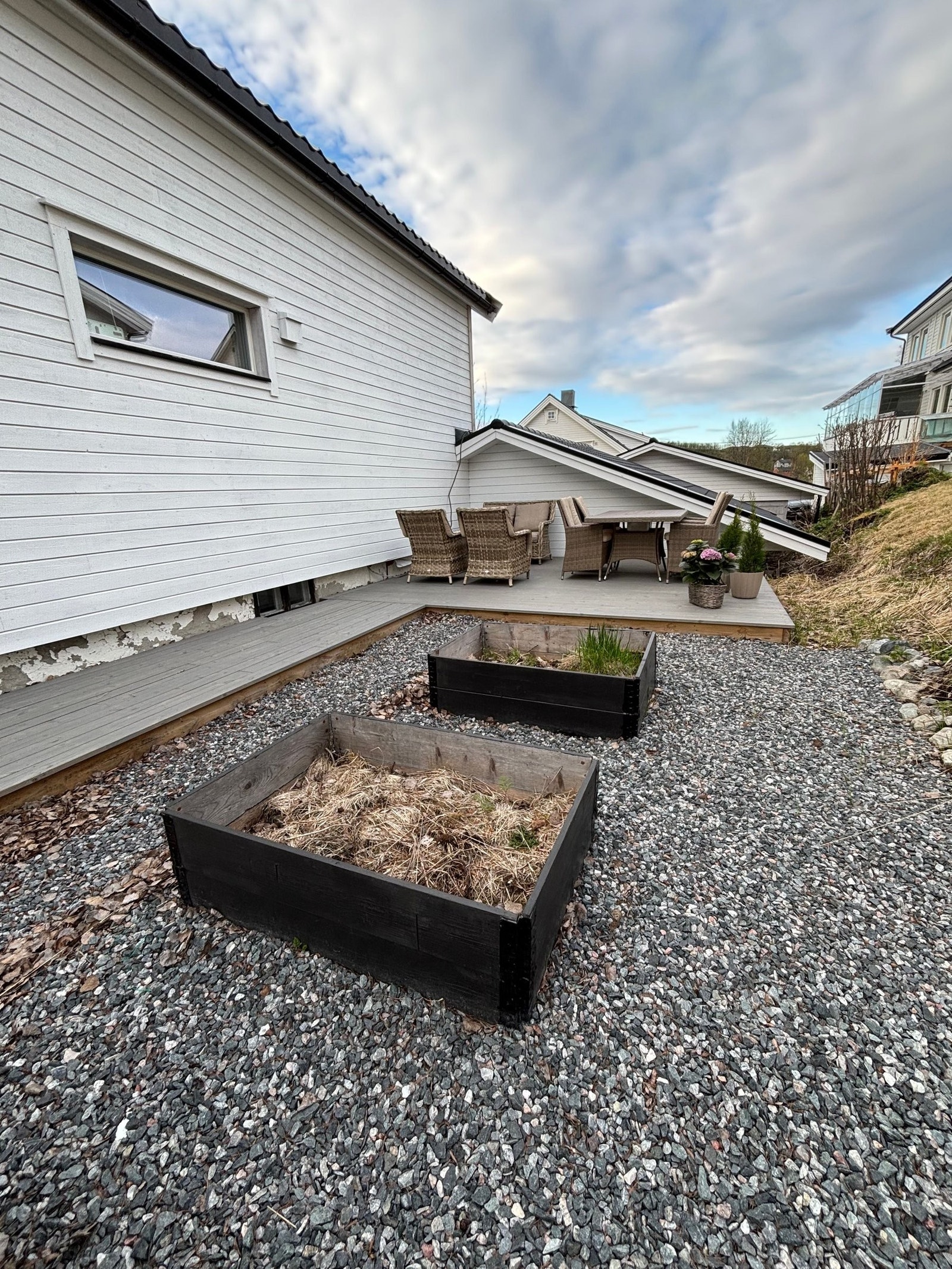 Bak boligen er det opprettet en lettstelt hage med flere plantekasser og platting med god plass til utemøbler. Galleribilde