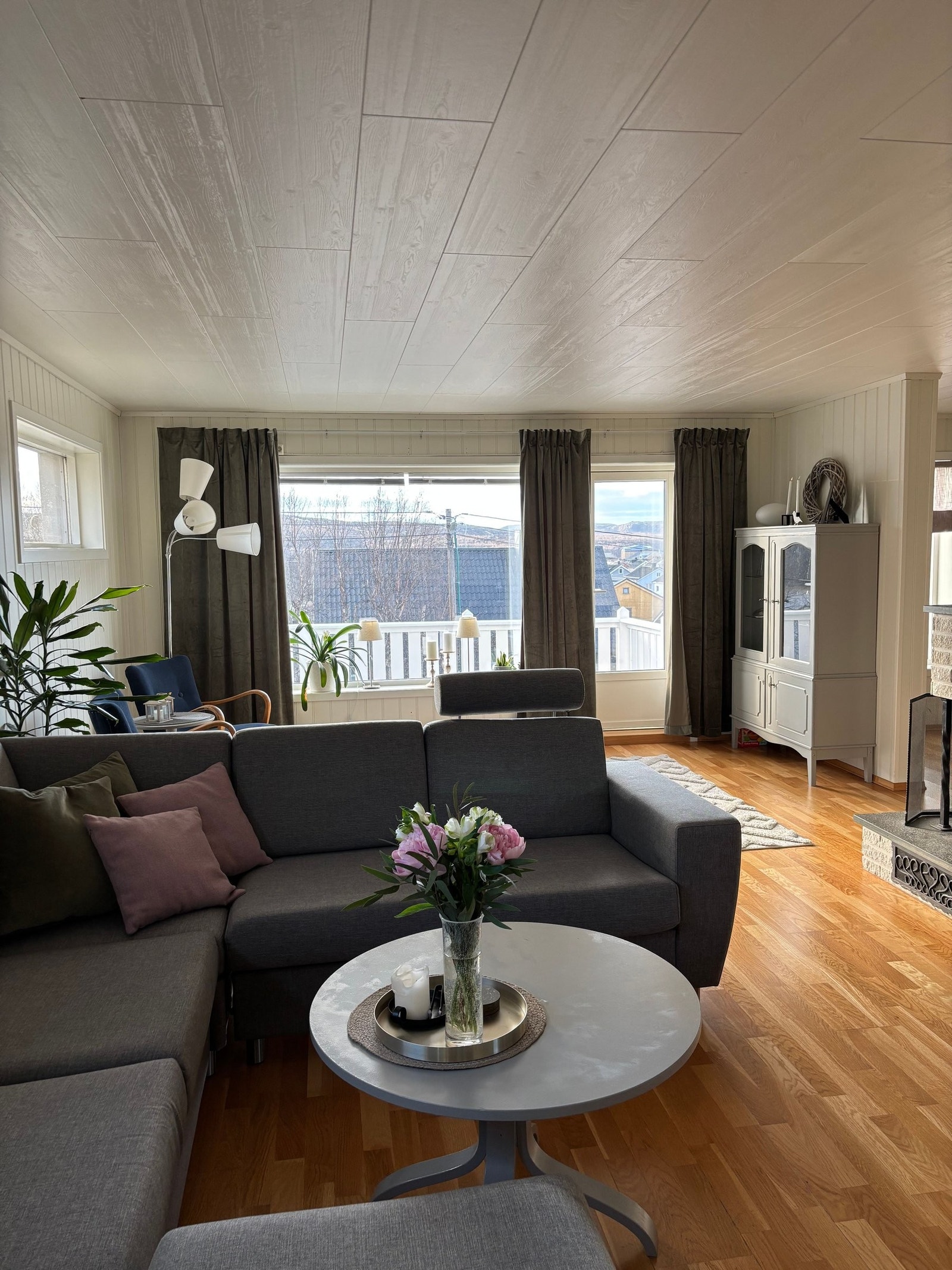 Stuen har varmepumpe og peisløsning som oppvarming. Galleribilde