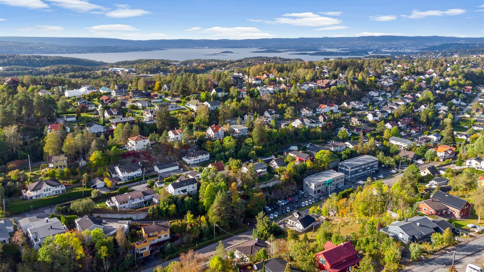 Skiveien 39 har gangavstand til Kolbotn sentrum, og med umiddelbar nærhet til offentlig kommunikasjon som buss, og 13 min. gange til Kolbotn Stasjon hvor også lokalt kjøpesenter med matbutikk, vinmonopol, legesenter, frisør, restauranter og kaféer ligger. Galleribilde