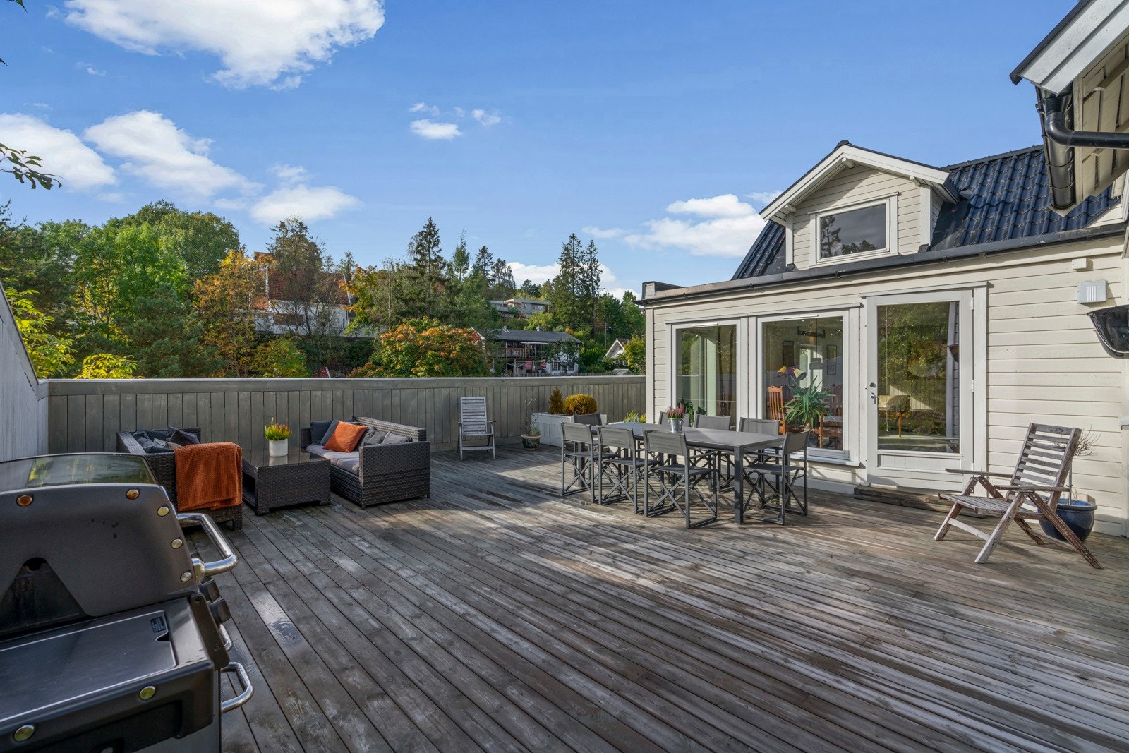 Fra stuen er det utgang til en syd-/vestvendt terrasse/balkong på ca. 77 kvm Galleribilde