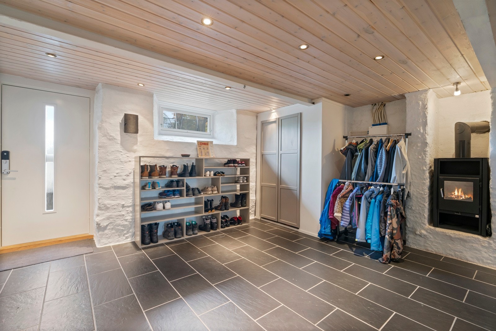 Her er det god plass for entrémøblement, samt montert skyvedørsgarderobe. Galleribilde