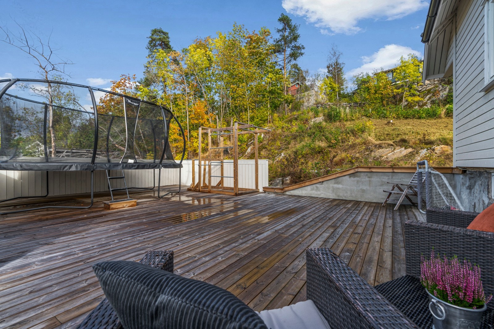 Mot nord er det etablert terrasse på 72 kvm. over garasjen. Galleribilde