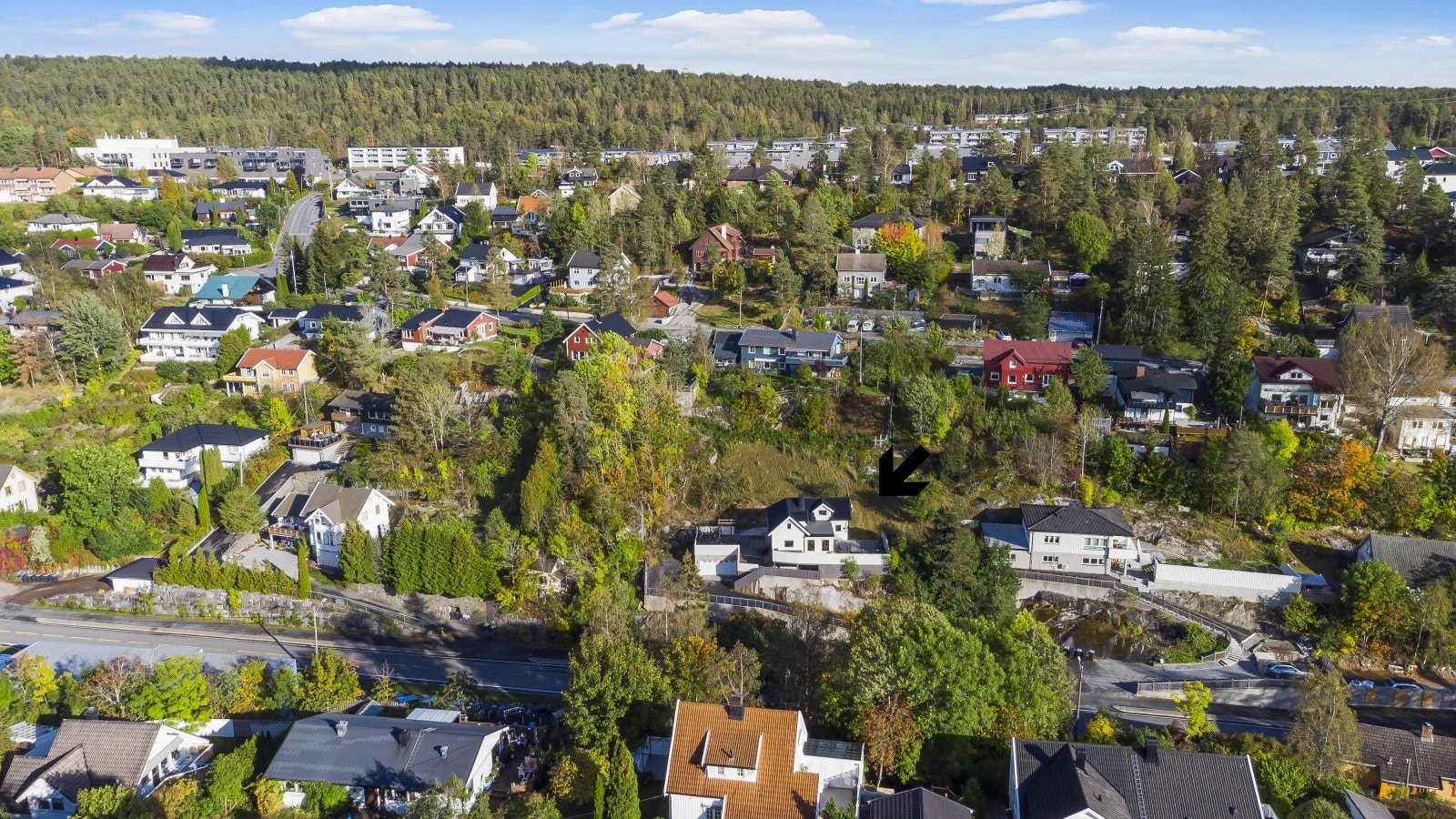 Skiveien 39 har gangavstand til Kolbotn sentrum, og med umiddelbar nærhet til offentlig kommunikasjon som buss Galleribilde
