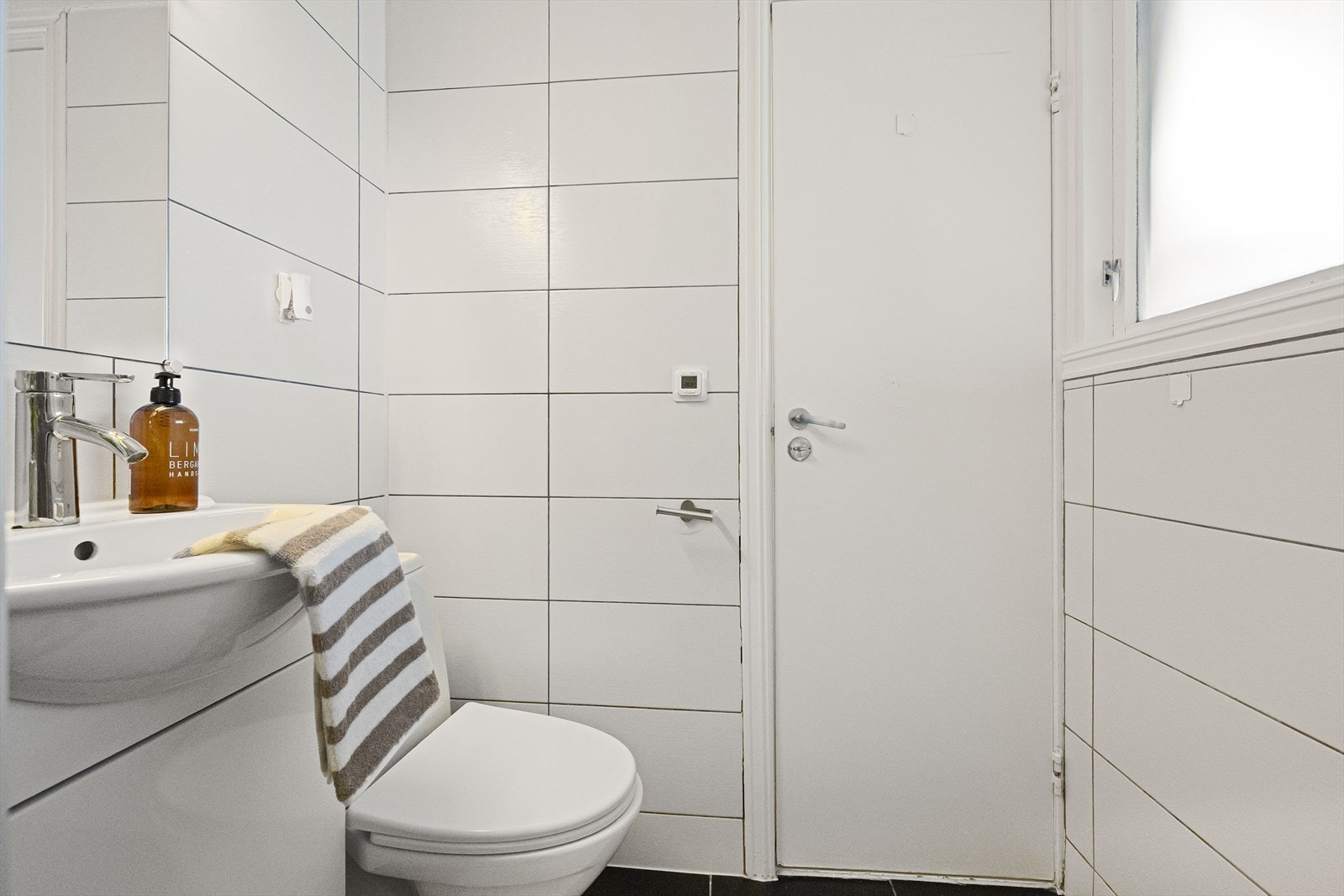 Badet er innredet med servant, toalett og dusjhjørne med skyvedører. Galleribilde