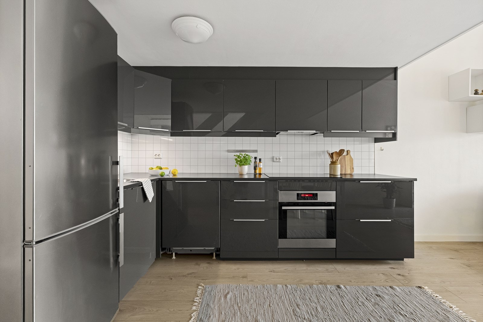 Kjøkkenet er utstyrt med platetopp, stekeovn, oppvaskmaskin og kjøl/fryseskap. Galleribilde