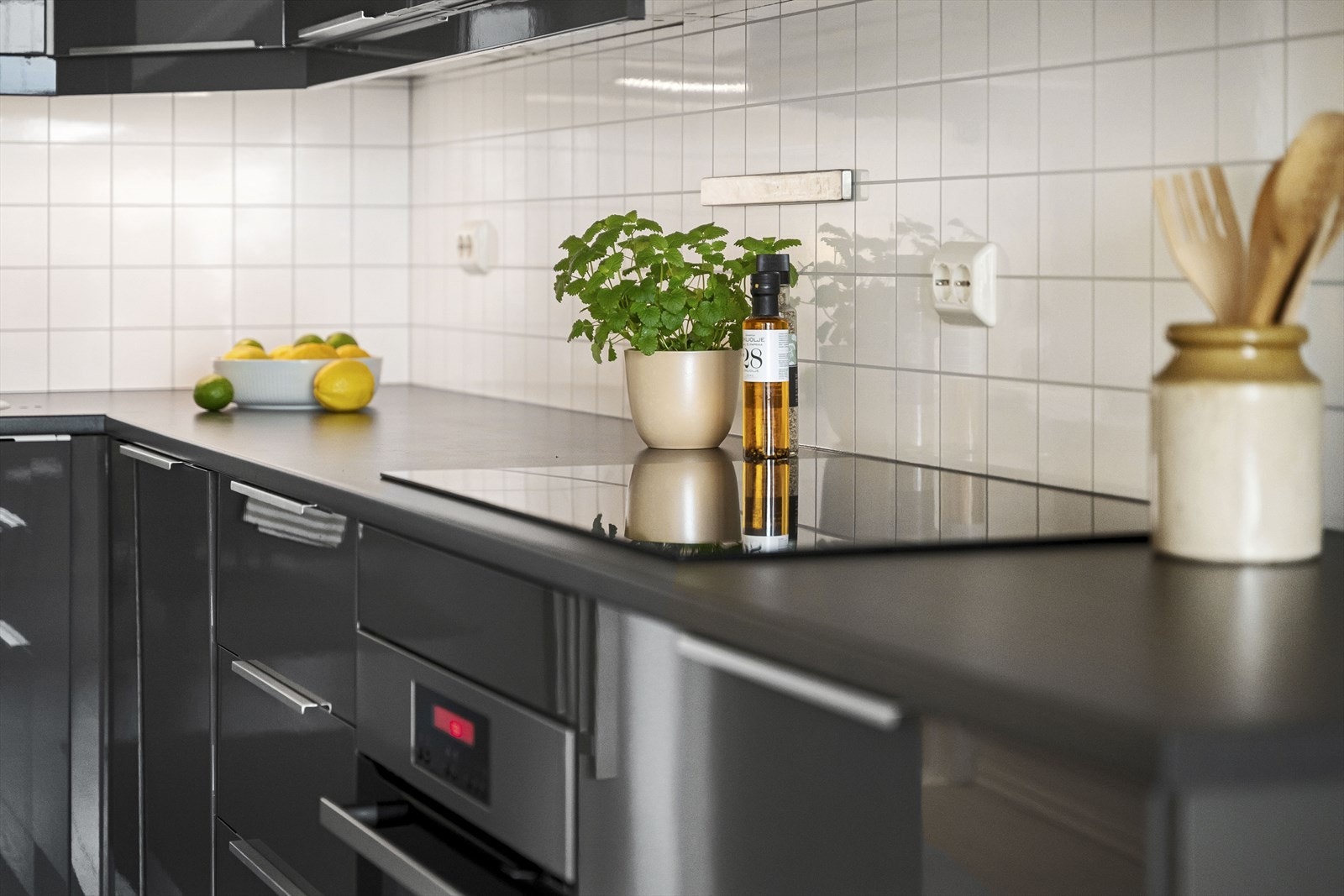 Benkeplate i laminat gir gode arbeidsflater. Galleribilde