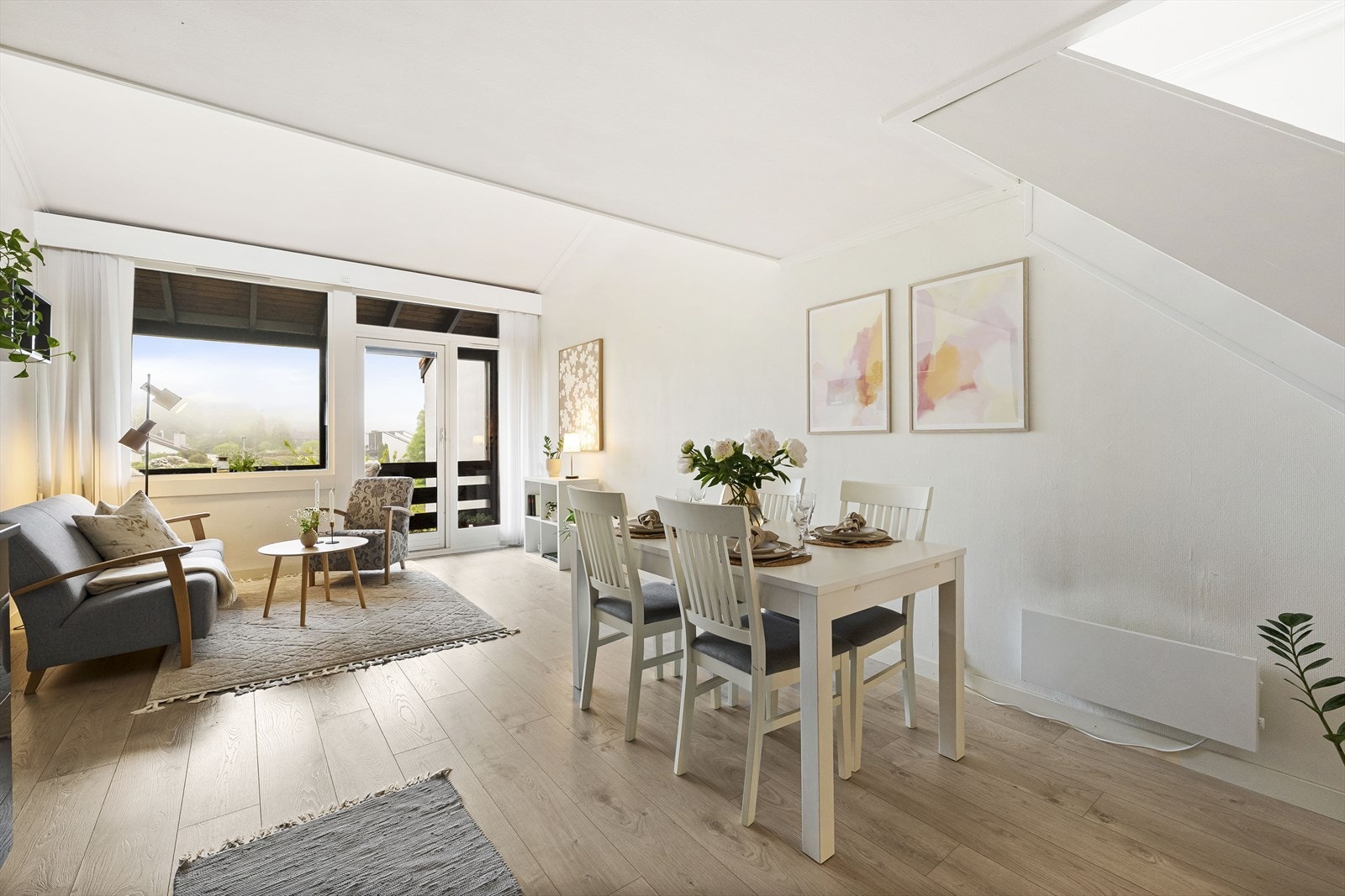 Den åpne planløsningen gir rom for både sofagruppe og spisebord. Galleribilde