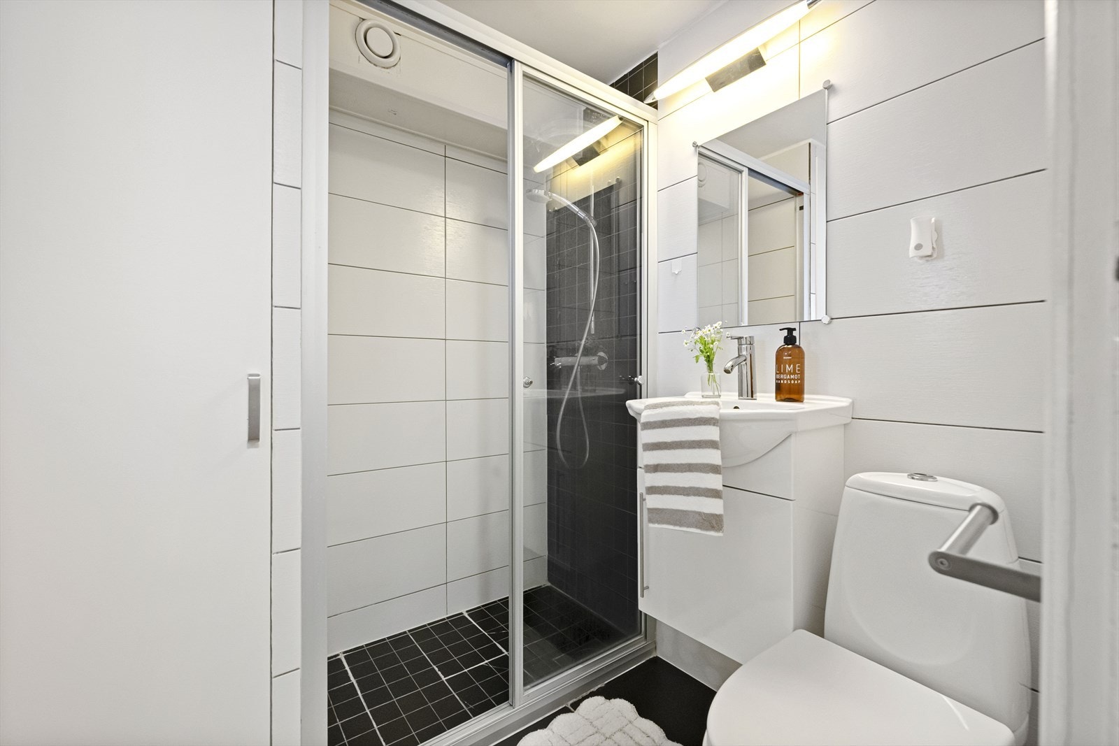 Flislagt bad fra 2011 med elektriske varmekabler i gulvet. (Badet har TG3) Galleribilde