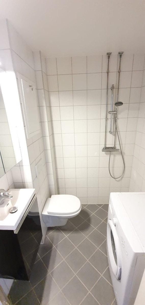 Vaskemaskin på badet Galleribilde