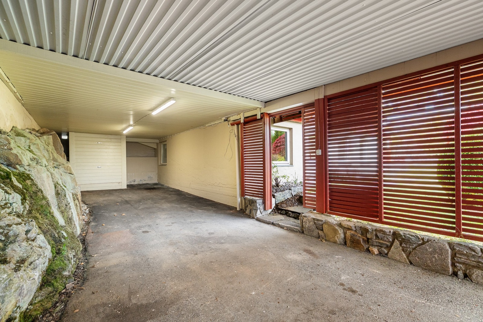 Stor redskapsbod under terrassen, perfekt for sykler og hageutstyr. Galleribilde