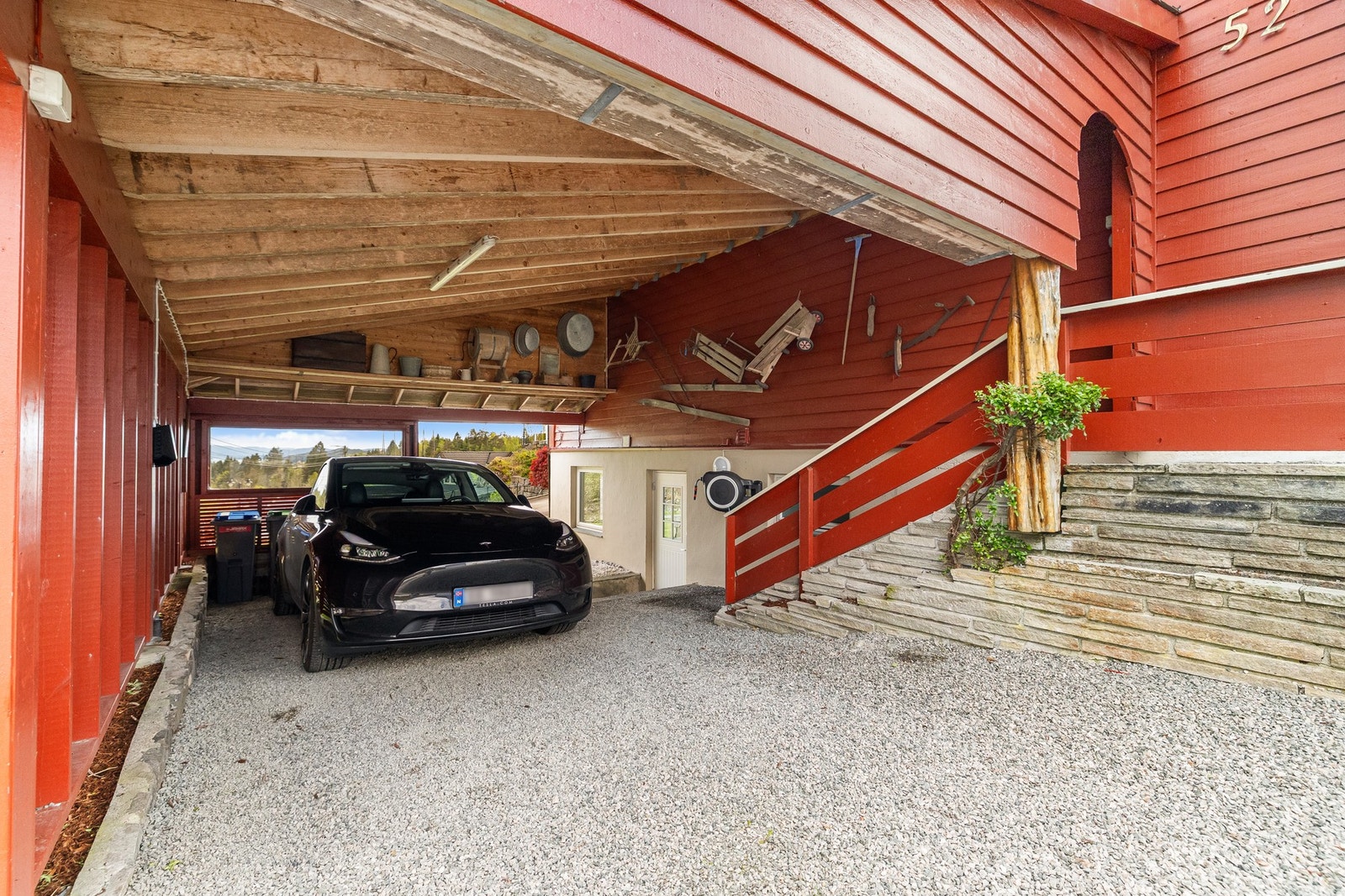 Romslig carport (Pyntegjenstander på vegg følger ikke med) Galleribilde