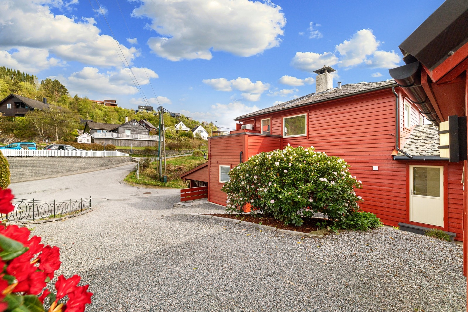 Boligen ligger i naturskjønne omgivelser Galleribilde