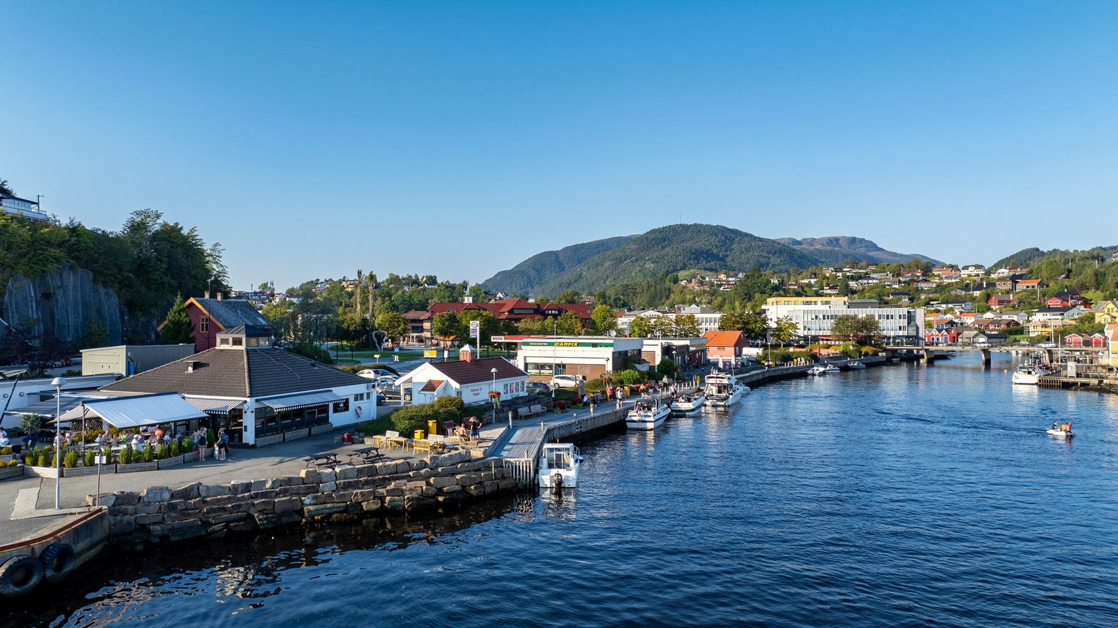 Yrende båtliv på sommeren Galleribilde