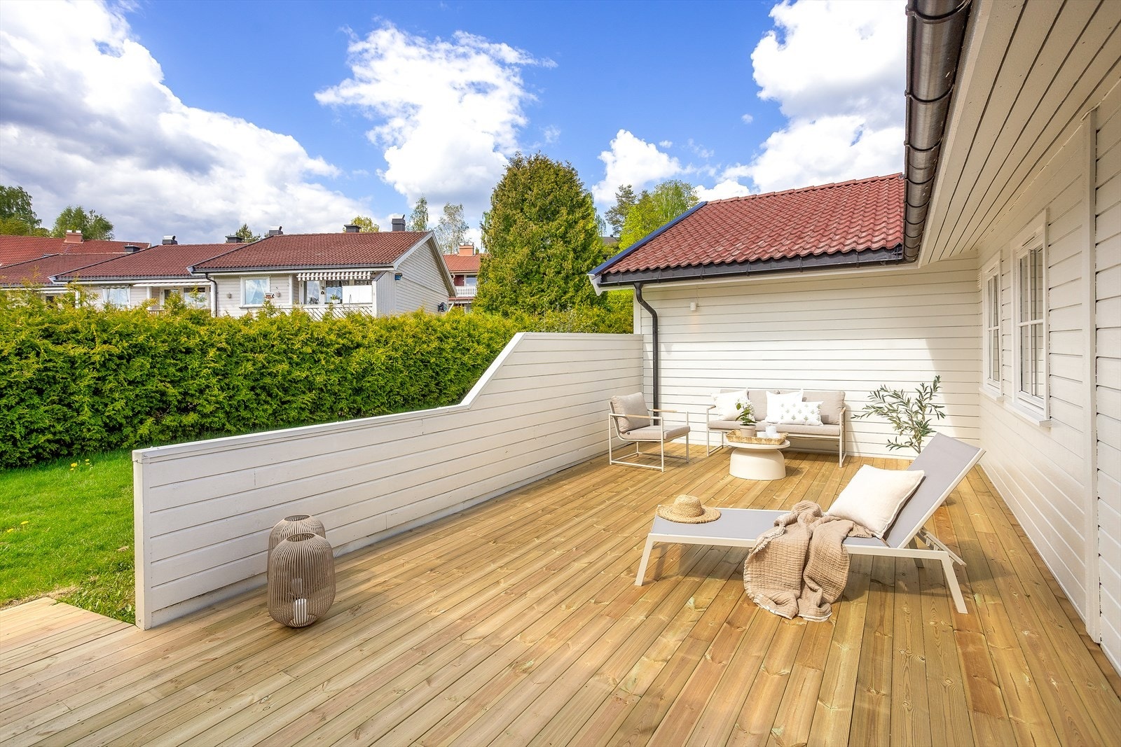 Fra stuen er det utgang til en stor terrasse på ca. 34 m². Terrassedekket ble skiftet i 2026, og her er det god plass til utemøbler. Galleribilde