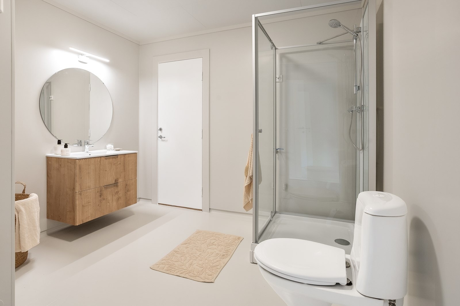 Badet er oppgradert med nytt dusjkabinett og ny servantinnredning. Rommet har elektrisk gulvvarme. Galleribilde
