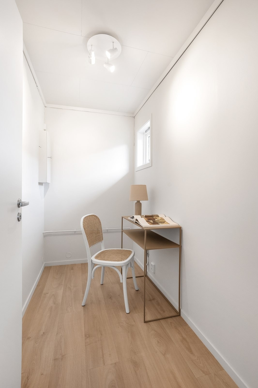 Innvendig bod med god plass til oppbevaring. Her er også sikringsskapet plassert. Galleribilde