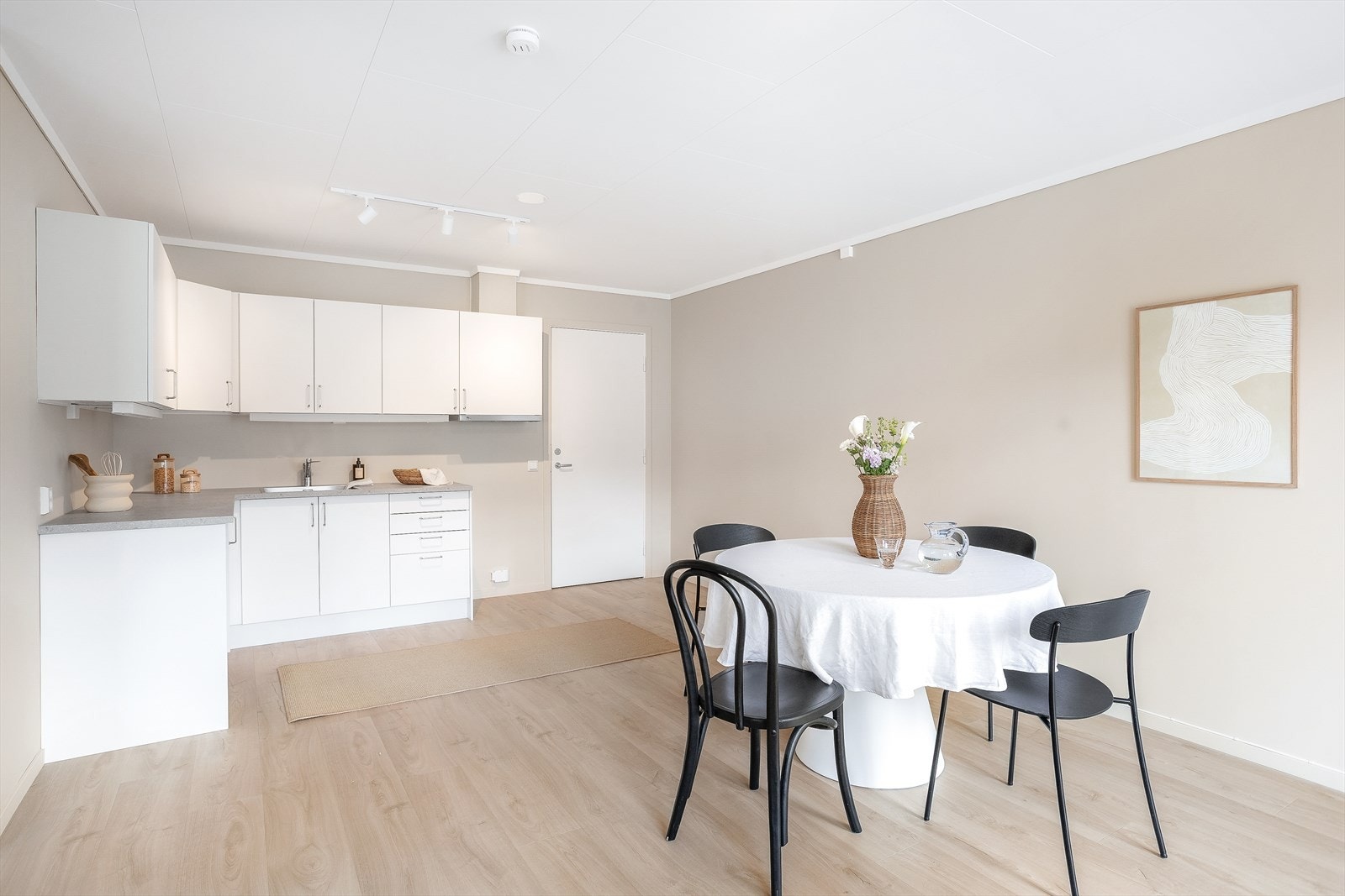 Plass til spisebord hvor hele familien kan samles til et hyggelig måltid . Galleribilde
