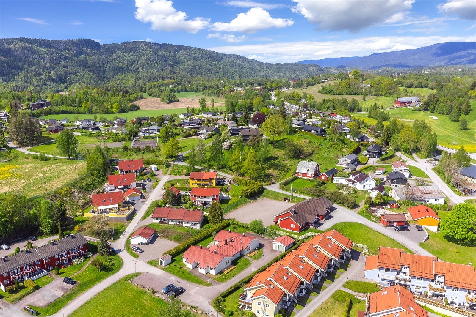 Hof skole (1-10 kl.) og Hof barnehage ligger begge innen gang- og sykkelavstand. Galleribilde