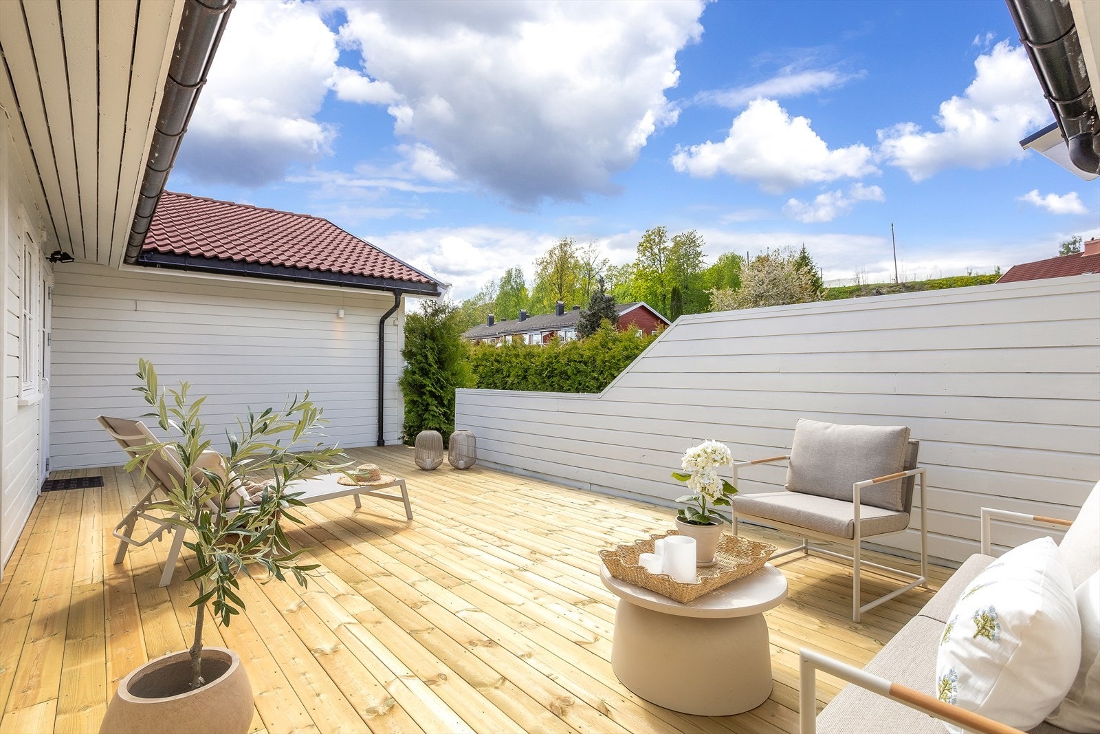 Terrassen er en herlig forlengelse av boligen, med god plass for både avslapning og sosiale sammenkomster. Galleribilde