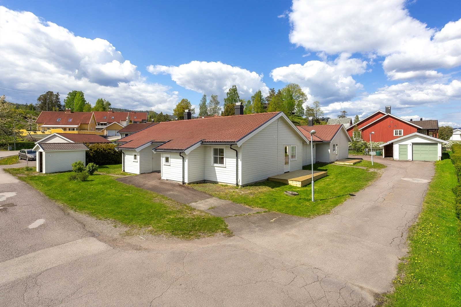 Det medfølger en garasje på ca. 26 m² på felles gårdsplass. Galleribilde