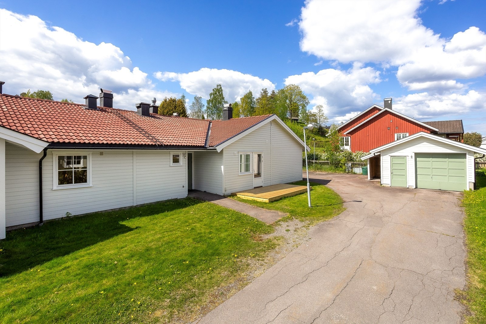 Enkel adkomst til både leilighet og garasje fra gårdsplassen. Galleribilde