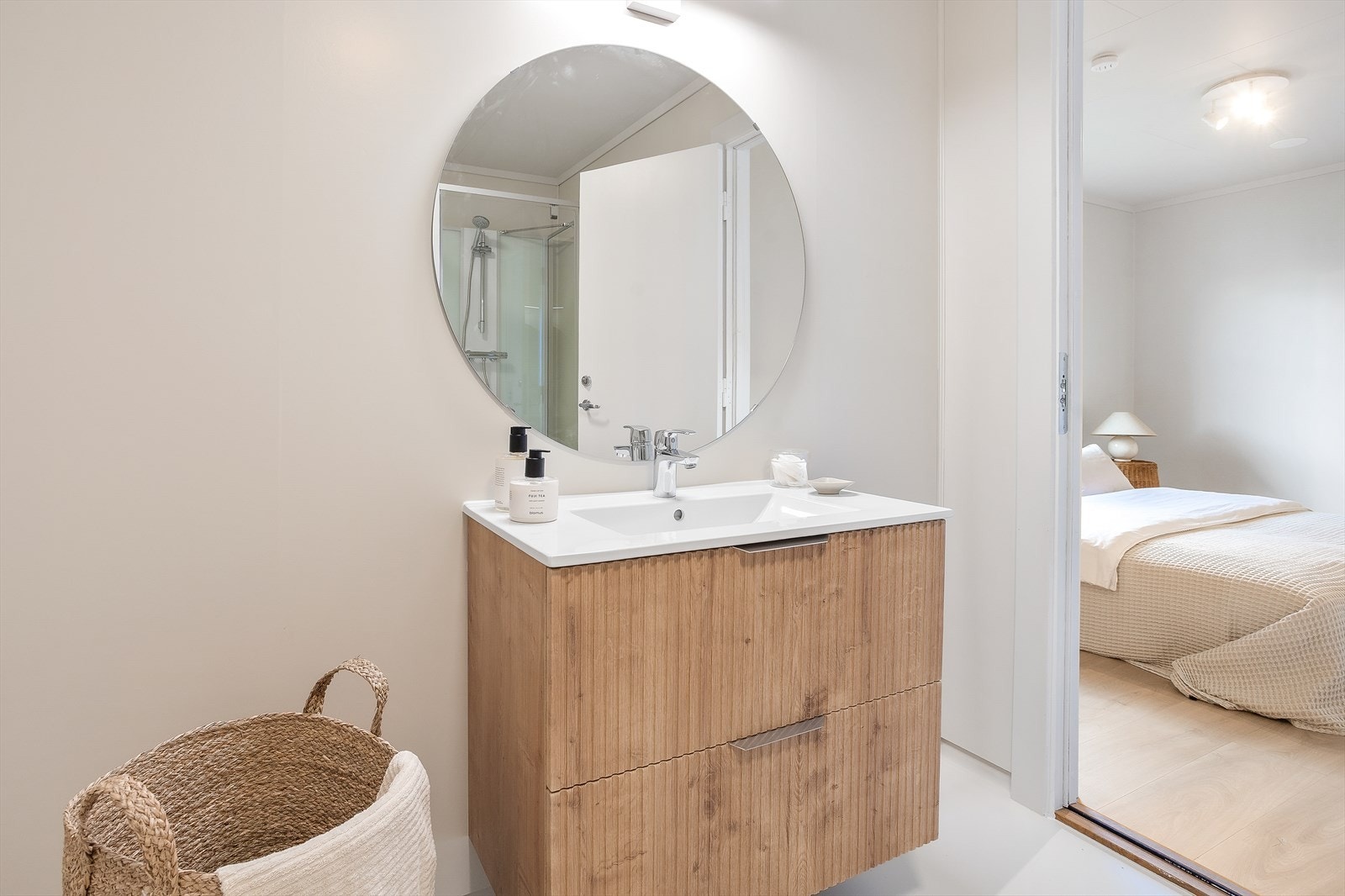 Badet har malte baderomsplater på veggene og opplegg for vaskemaskin. Galleribilde