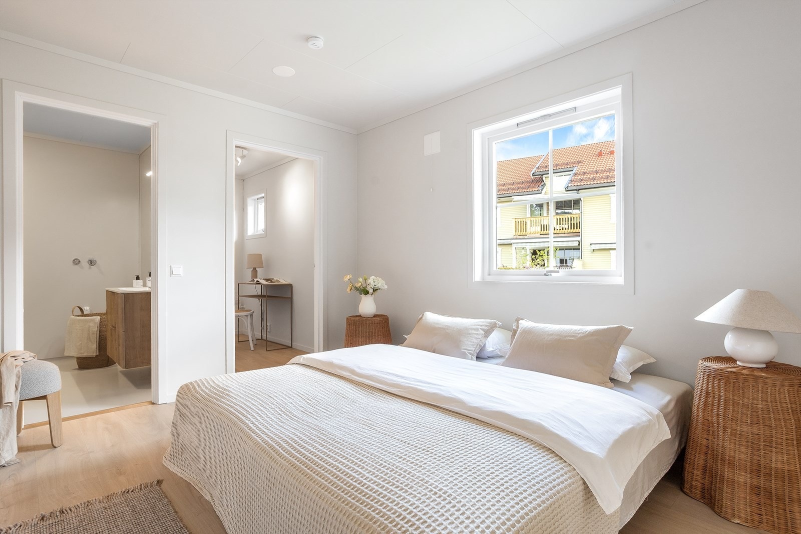 Fra soverommet er det adkomst til badet og en praktisk bod, som også kan fungere som walk-in-garderobe. Galleribilde