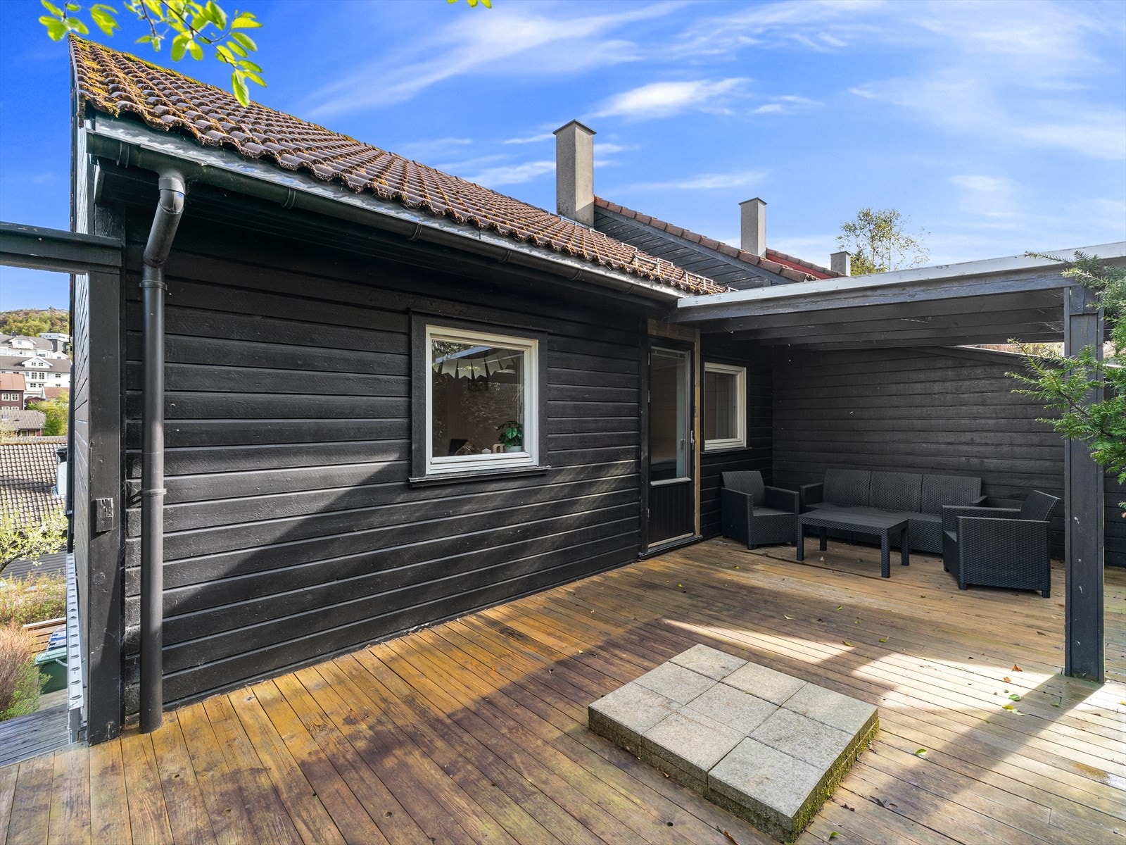 Boligen har en romslig terrasse med god plass til utemøbler, delvis under tak. Galleribilde